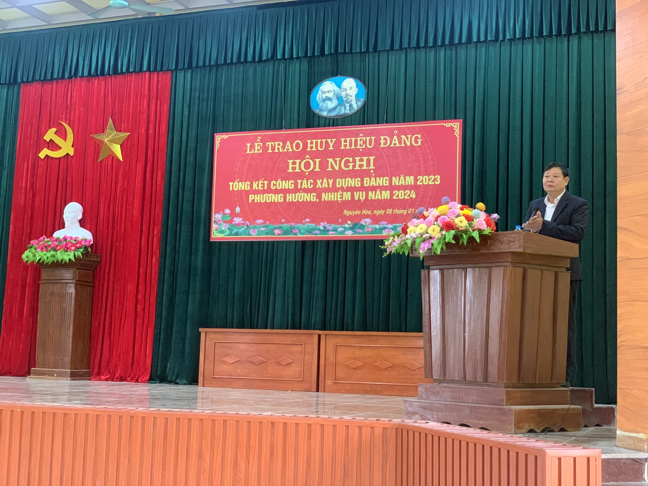 Đảng bộ xã Nguyên Hoà: Trao huy hiệu Đảng và tổng kết công tác xây dựng Đảng năm 2023, triển khai nhiệm vụ năm 2024
