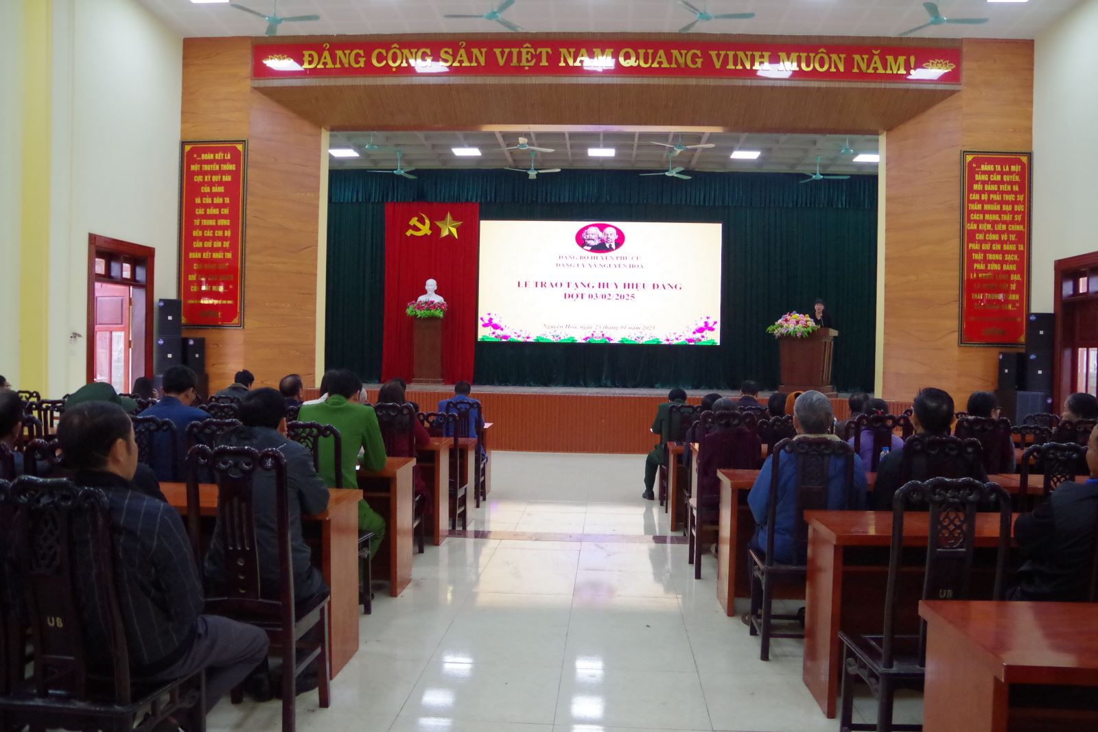 Xã Nguyên Hòa tổ chức Lễ trao tặng huy hiệu Đảng đợt 3.2