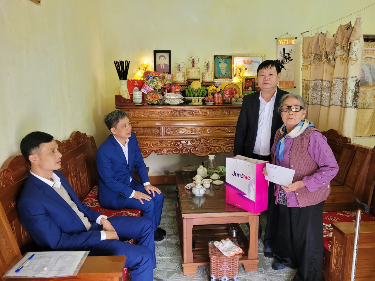 THĂM HỎI, TẶNG QUÀ CHO CÁC ĐỐI TƯỢNG NHÂN DỊP TẾT NGUYÊN ĐÁN GIÁP THÌN 2024