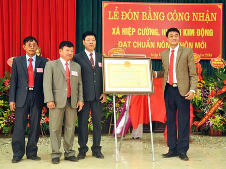 Xã Hiệp Cường đón Bằng công nhận xã đạt chuẩn nông thôn mới.